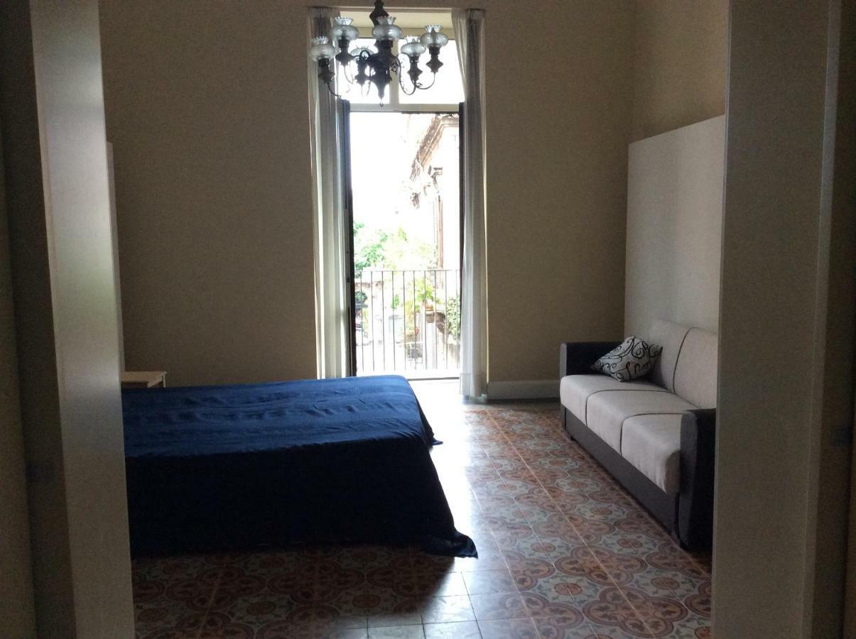 Suite Con Terrazza In Centro Storico 卡塔尼亚 外观 照片