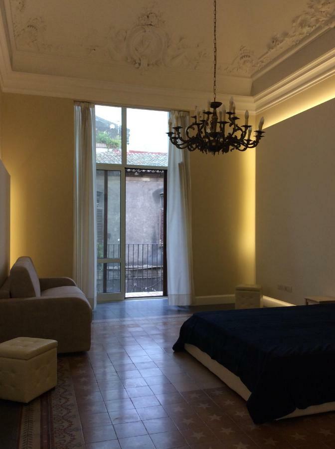 Suite Con Terrazza In Centro Storico 卡塔尼亚 外观 照片