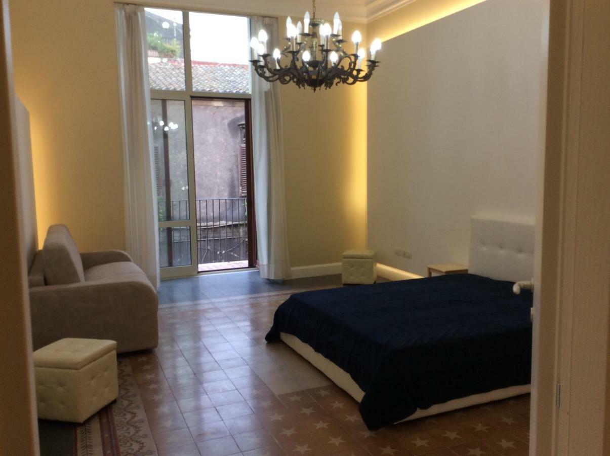 Suite Con Terrazza In Centro Storico 卡塔尼亚 外观 照片