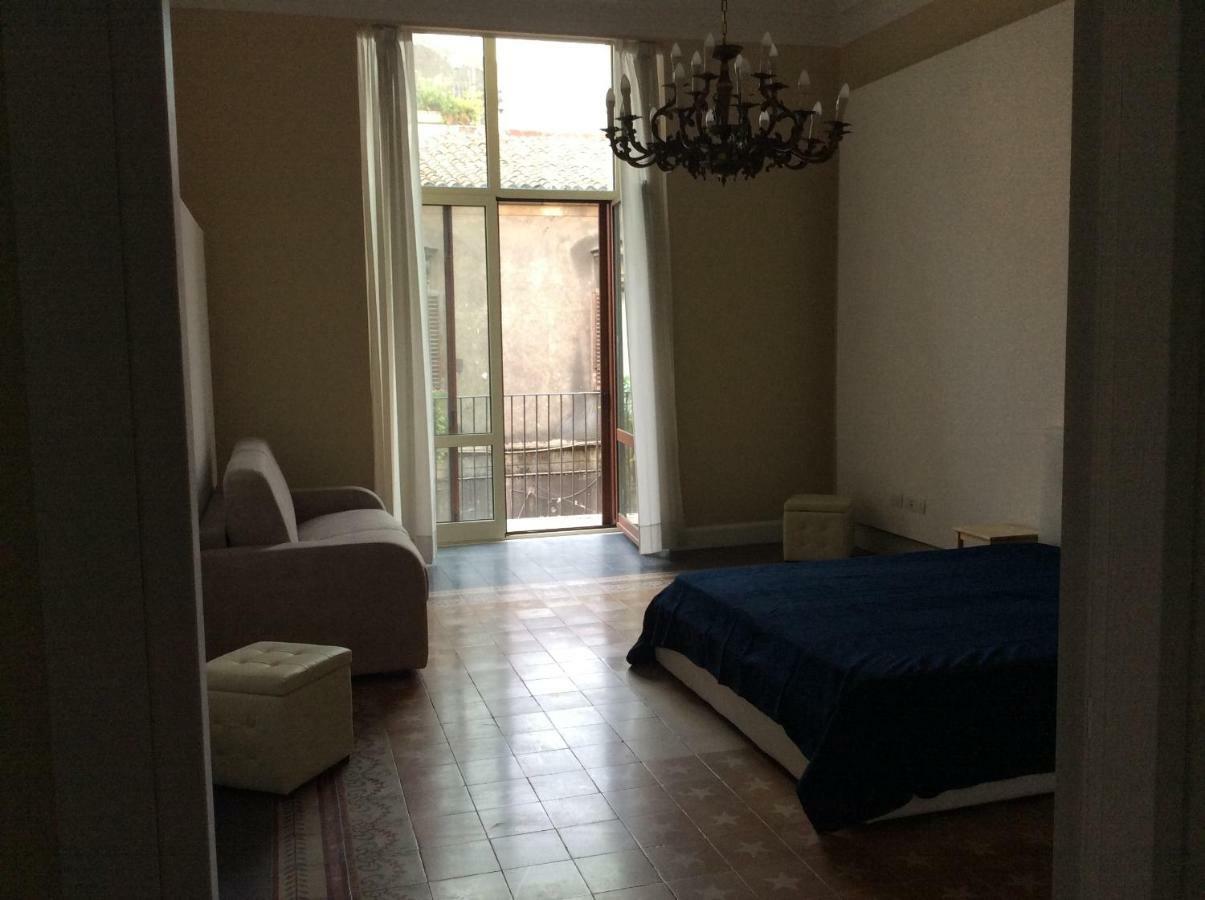 Suite Con Terrazza In Centro Storico 卡塔尼亚 外观 照片