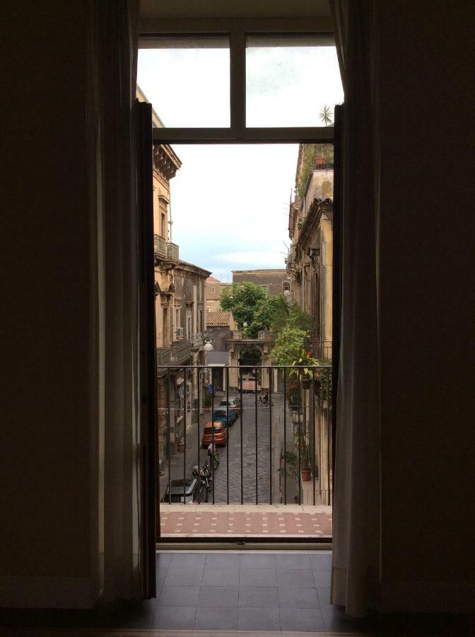 Suite Con Terrazza In Centro Storico 卡塔尼亚 外观 照片